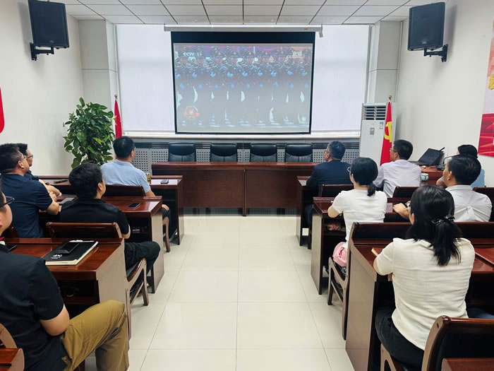 轻工供销公司组织全体员工集中观看纪念中国人民抗日战争暨世界反法西斯战争胜利80周年阅兵式